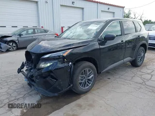 2025 Nissan Rogue S z VIN 5N1BT3AB2SC833281, wystawiony jako IAAI lot #42410948 z przebiegiem 1 389 mil mil oraz . Historia ofert i sprzedaży dostępna na DreamBid. Obrazek 2.