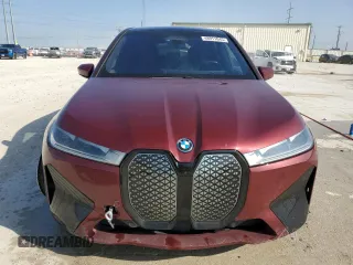 2024 BMW iX xDrive50 z VIN WB523CF06RCN03726, wystawiony jako Copart lot #48911045 z przebiegiem 38 051 mil mil oraz Szkody całkowita. Historia ofert i sprzedaży dostępna na DreamBid. Obrazek 5.