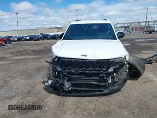 2023 Jeep Grand Cherokee Laredo z VIN 1C4RJHAG9PC640845, wystawiony jako IAAI lot #41991471 z przebiegiem 48 653 mil mil oraz . Historia ofert i sprzedaży dostępna na DreamBid. Obrazek 18.