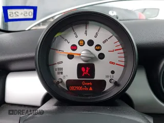2012 MINI Hardtop z VIN WMWSU3C56CT369757, wystawiony jako IAAI lot #42194643 z przebiegiem 82 906 mil mil oraz . Historia ofert i sprzedaży dostępna na DreamBid. Obrazek 15.