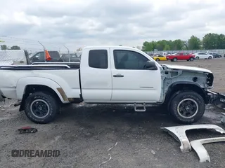 2010 Toyota Tacoma PreRunner z VIN 5TETU4GN2AZ738605, wystawiony jako IAAI lot #42057488 z przebiegiem 233 974 mil mil oraz . Historia ofert i sprzedaży dostępna na DreamBid. Obrazek 14.