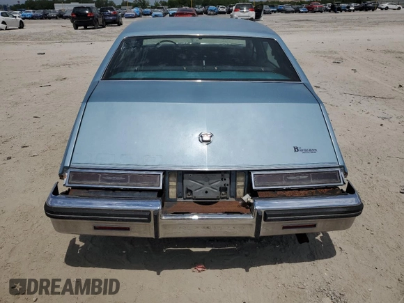 1985 Cadillac Seville z VIN 1G6KS6985FE825187, wystawiony jako Copart lot #54197375 z przebiegiem 2 706 mil mil oraz Czysty tytuł • Clean title. Historia ofert i sprzedaży dostępna na DreamBid. Obrazek 6.