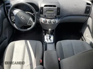 2010 Hyundai Elantra GLS z VIN KMHDU4AD6AU940758, wystawiony jako Copart lot #55929485 z przebiegiem 117 907 mil mil oraz Czysty tytuł • Clean title. Historia ofert i sprzedaży dostępna na DreamBid. Obrazek 8.