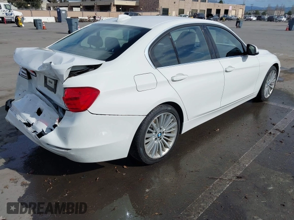 2015 BMW 3 Series 328i xDrive z VIN WBA3B3C59FJ983793, wystawiony jako IAAI lot #41667510 z przebiegiem 113 429 mil mil oraz . Historia ofert i sprzedaży dostępna na DreamBid. Obrazek 4.