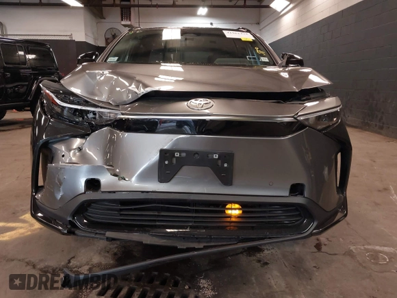 2023 Toyota bZ4X XLE z VIN JTMABACA3PA038951, wystawiony jako IAAI lot #41961433 z przebiegiem 10 261 mil mil oraz . Historia ofert i sprzedaży dostępna na DreamBid. Obrazek 6.