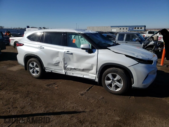 2022 Toyota Highlander LE z VIN 5TDBZRBH4NS246673, wystawiony jako Copart lot #40898463 z przebiegiem 2 366 mil mil oraz . Historia ofert i sprzedaży dostępna na DreamBid. Obrazek 4.