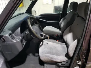 1998 Chevrolet Tracker z VIN 2CNBJ1362W6919635, wystawiony jako Copart lot #56894355 z przebiegiem 140 298 mil mil oraz Szkoda całkowita • Salvage title. Historia ofert i sprzedaży dostępna na DreamBid. Obrazek 7.
