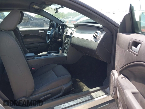 2007 Ford Mustang Deluxe z VIN 1ZVFT80N275244240, wystawiony jako IAAI lot #42279817 z przebiegiem 204 840 mil mil oraz . Historia ofert i sprzedaży dostępna na DreamBid. Obrazek 5.
