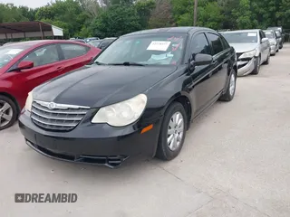 2010 Chrysler Sebring Touring z VIN 1C3CC4FB2AN162709, wystawiony jako IAAI lot #42278377 z przebiegiem 162 065 mil mil oraz . Historia ofert i sprzedaży dostępna na DreamBid. Obrazek 2.