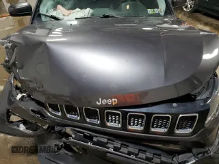 2019 Jeep Compass Latitude z VIN 3C4NJDBB4KT670391, wystawiony jako Copart lot #61283805 z przebiegiem 80 584 mil mil oraz Szkoda całkowita • Salvage title. Historia ofert i sprzedaży dostępna na DreamBid. Obrazek 12.