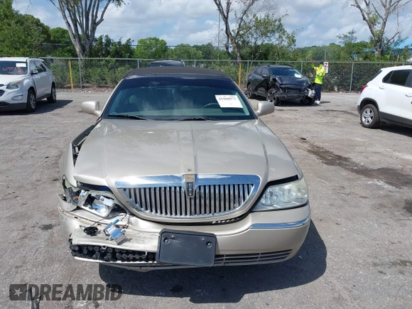 2004 Lincoln Town Car Signature z VIN 1LNHM81W24Y657023, wystawiony jako IAAI lot #41968973 z przebiegiem 112 308 mil mil oraz . Historia ofert i sprzedaży dostępna na DreamBid. Obrazek 13.