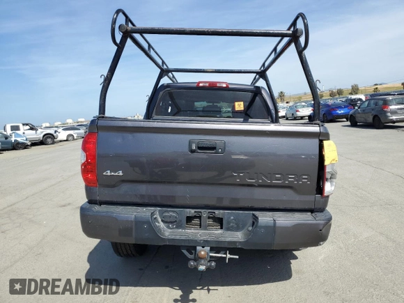 2017 Toyota Tundra Platinum z VIN 5TFAY5F15HX636975, wystawiony jako Copart lot #53922615 z przebiegiem Nie podano mil oraz Szkoda całkowita • Salvage title. Historia ofert i sprzedaży dostępna na DreamBid. Obrazek 6.