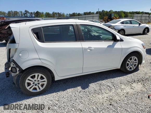 2020 Chevrolet Sonic LT z VIN 1G1JG6SB1L4123278, wystawiony jako Copart lot #52739725 z przebiegiem 58 567 mil mil oraz Szkody całkowita. Historia ofert i sprzedaży dostępna na DreamBid. Obrazek 3.