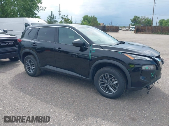 2023 Nissan Rogue S z VIN 5N1BT3AA1PC899142, wystawiony jako IAAI lot #42449369 z przebiegiem 48 754 mil mil oraz . Historia ofert i sprzedaży dostępna na DreamBid. Obrazek 1.