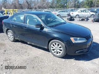 2011 Volkswagen Jetta Sedan SE PZEV with VIN 3VWDZ7AJ0BM366027, listed as a IAAI auction lot 41853137 with 186,615 mi miles. Bid and sale history available at carsss.com. Image 1.