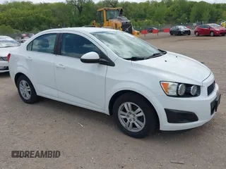 2015 Chevrolet Sonic LT z VIN 1G1JC5SH9F4112916, wystawiony jako IAAI lot #42265726 z przebiegiem 116 452 mil mil oraz . Historia ofert i sprzedaży dostępna na DreamBid. Obrazek 1.