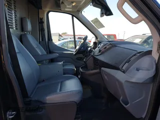 2017 Ford Transit z VIN 1FTYR2XM0HKB54687, wystawiony jako IAAI lot #41608746 z przebiegiem 57 744 mil mil oraz . Historia ofert i sprzedaży dostępna na DreamBid. Obrazek 5.