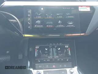 2022 Audi e-tron Premium z VIN WA1AAAGE4NB020119, wystawiony jako IAAI lot #41830433 z przebiegiem 27 591 mil mil oraz . Historia ofert i sprzedaży dostępna na DreamBid. Obrazek 19.