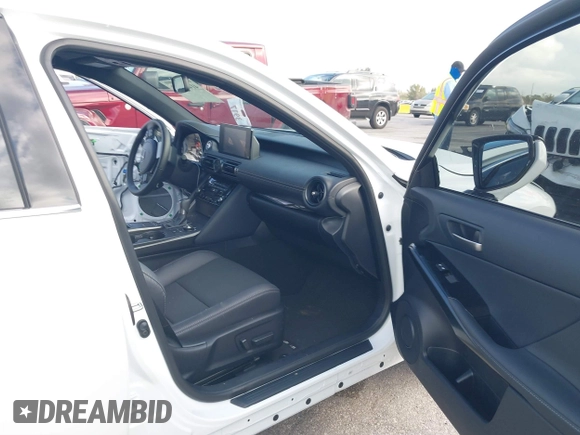 2024 Lexus IS 350 F Sport z VIN JTHBZ1B23R5080900, wystawiony jako IAAI lot #41435528 z przebiegiem 4 239 mil mil oraz . Historia ofert i sprzedaży dostępna na DreamBid. Obrazek 5.