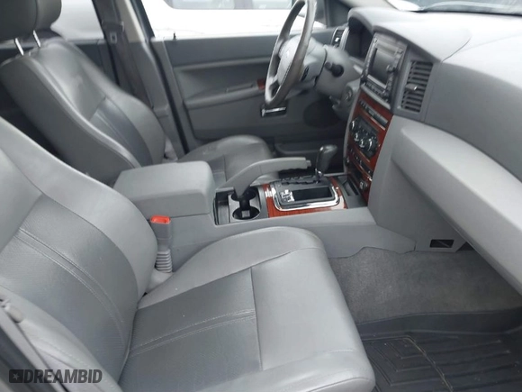 2005 Jeep Grand Cherokee Limited with VIN 1J4HR58285C638752, listed as a IAAI auction lot 41627430 with NaN miles. Bid and sale history available at carsss.com. Image 5.