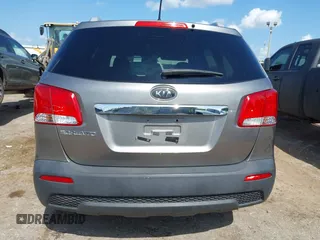 2013 Kia Sorento LX z VIN 5XYKTDA24DG349430, wystawiony jako IAAI lot #42549811 z przebiegiem 204 664 mil mil oraz . Historia ofert i sprzedaży dostępna na DreamBid. Obrazek 17.