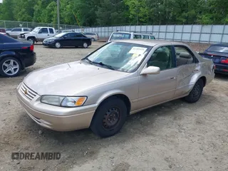 1997 Toyota Camry LE z VIN 4T1BG22K7VU818805, wystawiony jako IAAI lot #42105925 z przebiegiem 140 960 mil mil oraz . Historia ofert i sprzedaży dostępna na DreamBid. Obrazek 2.