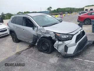2021 Toyota RAV4 LE z VIN 2T3H1RFV8MC129842, wystawiony jako IAAI lot #42413795 z przebiegiem 40 614 mil mil oraz . Historia ofert i sprzedaży dostępna na DreamBid. Obrazek 1.