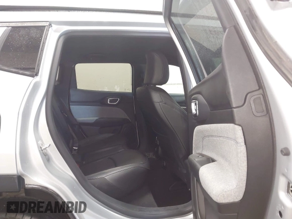2024 Jeep Compass Latitude z VIN 3C4NJDBN5RT116961, wystawiony jako IAAI lot #42661118 z przebiegiem 24 175 mil mil oraz . Historia ofert i sprzedaży dostępna na DreamBid. Obrazek 8.