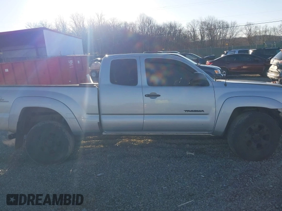 2006 Toyota Tacoma with VIN 5TEUU42N76Z213509, listed as a IAAI auction lot 41520977 with 186,804 mi miles. Bid and sale history available at carsss.com. Image 13.