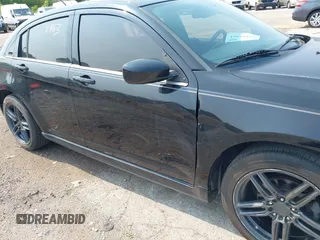 2014 Chrysler 200 Limited z VIN 1C3CCBCG7EN186773, wystawiony jako IAAI lot #42472463 z przebiegiem 131 327 mil mil oraz . Historia ofert i sprzedaży dostępna na DreamBid. Obrazek 6.