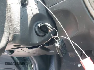 2005 Ford Escape Hybrid z VIN 1FMCU96HX5KC07151, wystawiony jako IAAI lot #42093744 z przebiegiem 275 661 mil mil oraz . Historia ofert i sprzedaży dostępna na DreamBid. Obrazek 11.