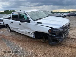 2025 Ram 1500 Tradesman z VIN 1C6RREGG8SN552310, wystawiony jako Copart lot #56547005 z przebiegiem 9 767 mil mil oraz Szkoda całkowita • Salvage title. Historia ofert i sprzedaży dostępna na DreamBid. Obrazek 4.