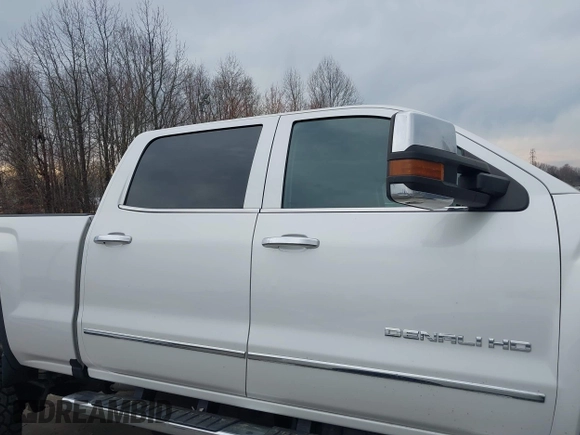 2018 GMC Sierra 2500HD Denali z VIN 1GT12UEY3JF229968, wystawiony jako IAAI lot #41679262 z przebiegiem 126 946 mil mil oraz . Historia ofert i sprzedaży dostępna na DreamBid. Obrazek 13.
