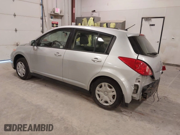 2010 Nissan Versa S z VIN 3N1BC1CP9AL363631, wystawiony jako IAAI lot #41987554 z przebiegiem 133 921 mil mil oraz . Historia ofert i sprzedaży dostępna na DreamBid. Obrazek 3.