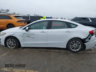2020 Ford Fusion SE z VIN 3FA6P0LU2LR253612, wystawiony jako IAAI lot #41798850 z przebiegiem 58 219 mil mil oraz . Historia ofert i sprzedaży dostępna na DreamBid. Obrazek 14.