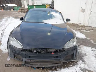 2013 Tesla Model S с VIN 5YJSA1AG2DFP11228, выставлен на аукционе IAAI как лот 41339370 с пробегом 121 237 миль миль и . История ставок и продаж доступна на DreamBid. Изображение 12.