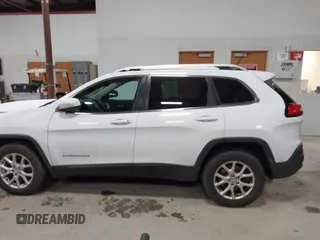 2015 Jeep Cherokee Latitude z VIN 1C4PJMCB4FW635406, wystawiony jako IAAI lot #41168412 z przebiegiem 131 089 mil mil oraz . Historia ofert i sprzedaży dostępna na DreamBid. Obrazek 14.