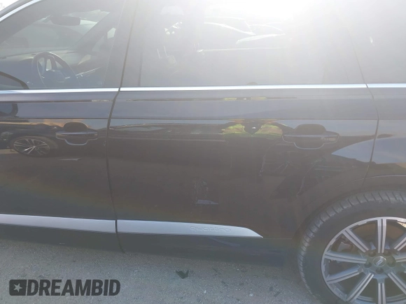 2018 Audi Q7 Premium Plus z VIN WA1LAAF75JD054810, wystawiony jako IAAI lot #42049892 z przebiegiem 43 297 mil mil oraz . Historia ofert i sprzedaży dostępna na DreamBid. Obrazek 14.