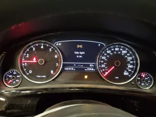 2013 Volkswagen Touareg Lux z VIN WVGEF9BP1DD003339, wystawiony jako Copart lot #58727705 z przebiegiem 143 919 mil mil oraz Nie do naprawy. Historia ofert i sprzedaży dostępna na DreamBid. Obrazek 9.