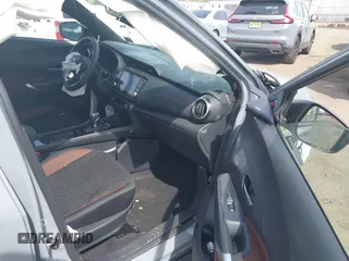 2024 Nissan Kicks SR z VIN 3N1CP5DV8RL532353, wystawiony jako IAAI lot #42076078 z przebiegiem 2 525 mil mil oraz . Historia ofert i sprzedaży dostępna na DreamBid. Obrazek 5.