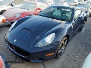 2014 Ferrari California z VIN ZFF65TJA3E0202487, wystawiony jako Copart lot #76242214 z przebiegiem Nie podano mil oraz Szkody całkowita. Historia ofert i sprzedaży dostępna na DreamBid. Obrazek 1.