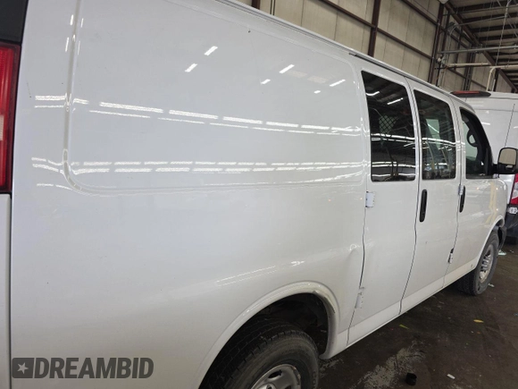 2015 Chevrolet Express Cargo with VIN 1GCWGFCF2F1262646, listed as a IAAI auction lot 42801576 with 165,952 mi miles and . Bid and sale history available at DreamBid. Image 21.