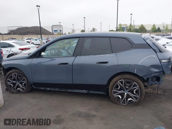 2025 BMW iX xDrive50 z VIN WB523CF07SCT32782, wystawiony jako IAAI lot #42097770 z przebiegiem 3 447 mil mil oraz . Historia ofert i sprzedaży dostępna na DreamBid. Obrazek 15.
