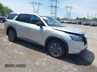 2024 Nissan Pathfinder S z VIN 5N1DR3ACXRC251780, wystawiony jako IAAI lot #42245940 z przebiegiem 7 871 mil mil oraz . Historia ofert i sprzedaży dostępna na DreamBid. Obrazek 1.