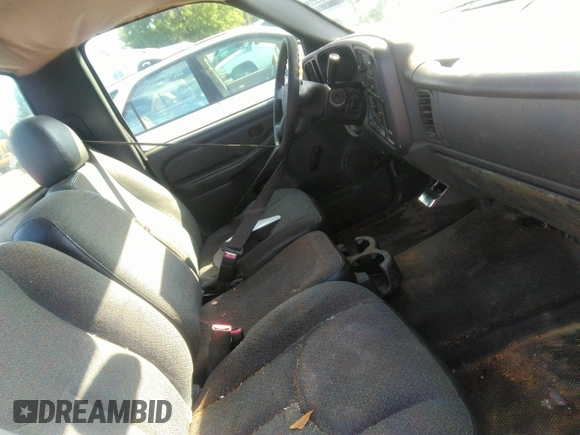 2004 Chevrolet Silverado 1500 Work Truck with VIN 1GCEC14X54Z295107, listed as a IAAI auction lot 42136228 with 200,394 mi miles. Bid and sale history available at carsss.com. Image 5.