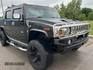 2005 Hummer H2 SUT z VIN 5GRGN22U15H123289, wystawiony jako Copart lot #55254575 z przebiegiem 161 105 mil mil oraz Tytuł czysty. Historia ofert i sprzedaży dostępna na DreamBid. Obrazek 1.