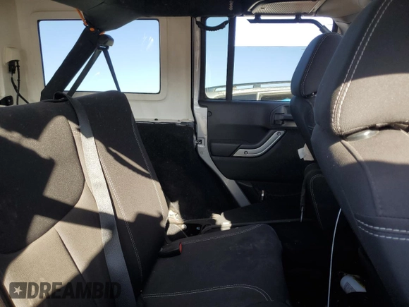 2015 Jeep Wrangler Unlimited Sahara z VIN 1C4BJWEG1FL617428, wystawiony jako Copart lot #55850005 z przebiegiem Nie podano mil oraz Szkoda całkowita • Salvage title. Historia ofert i sprzedaży dostępna na DreamBid. Obrazek 10.
