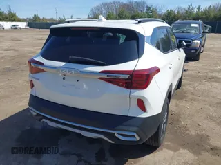 2023 Kia Seltos S z VIN KNDEUCAAXP7394658, wystawiony jako IAAI lot #42051398 z przebiegiem 68 256 mil mil oraz . Historia ofert i sprzedaży dostępna na DreamBid. Obrazek 4.