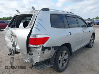 2013 Toyota Highlander Limited z VIN 5TDYK3EH1DS103301, wystawiony jako IAAI lot #42005471 z przebiegiem 239 950 mil mil oraz . Historia ofert i sprzedaży dostępna na DreamBid. Obrazek 4.