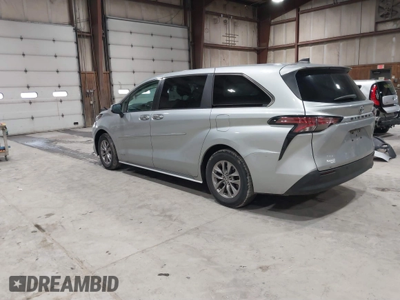 2021 Toyota Sienna XLE with VIN 5TDYRKEC8MS012536, listed as a IAAI auction lot 41690219 with 86,823 mi miles. Bid and sale history available at carsss.com. Image 3.